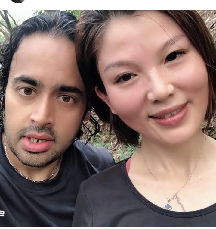 Trolling Jassy, hehe. Everyone thought looking at this we were a couple. Shje's too slow to climb, so I left her in the DUST, lol. But she's got sexy ass LEGS she aint shy of showing off either! 